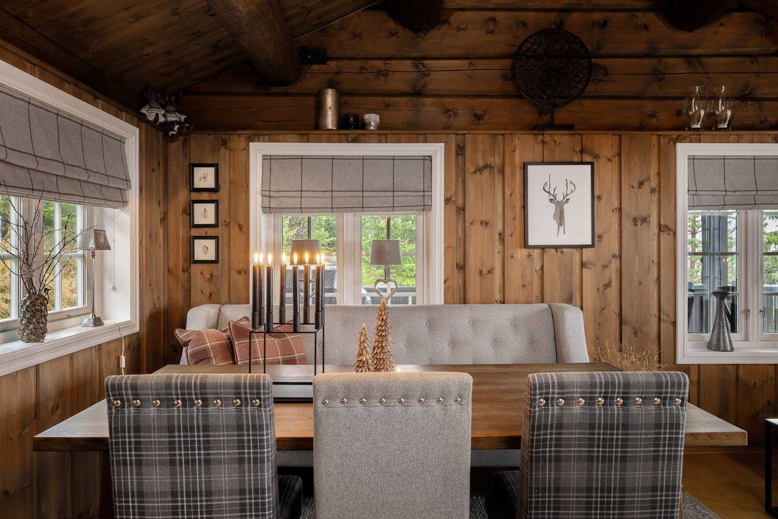 Plass til spisebord gir naturlig samlingspunkt i stuen. Galleribilde