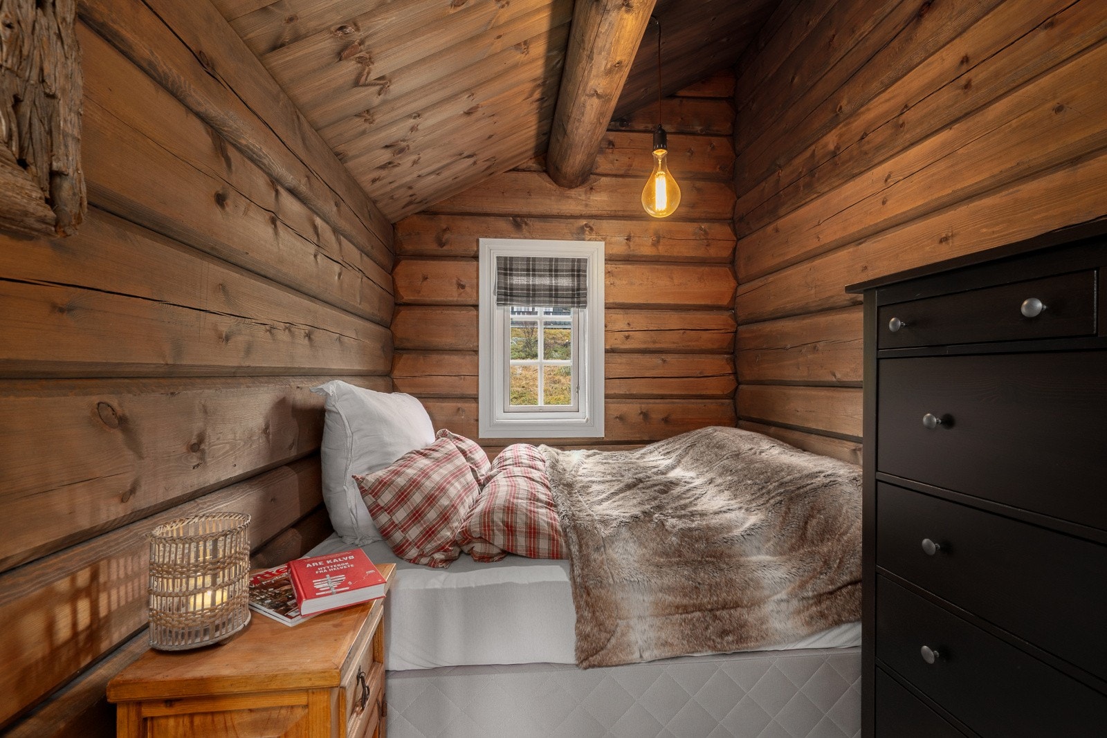 Soverommet har plass til seng og kommode. Galleribilde