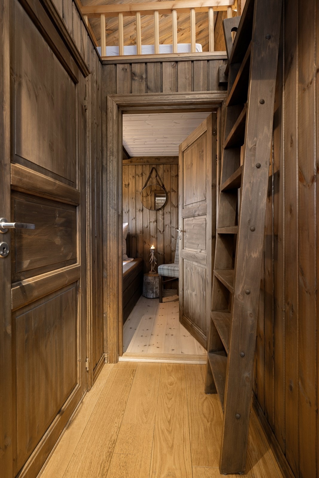 Trapp opp til hems med to soveplasser. Hemsen er ikke godkjent for varig opphold. Galleribilde