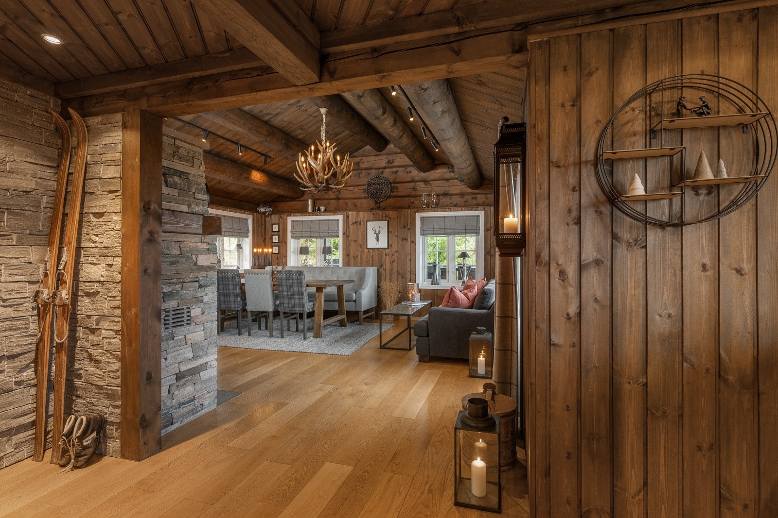 Åpen planløsning gir en romslig følelse mellom stue og kjøkken. Galleribilde