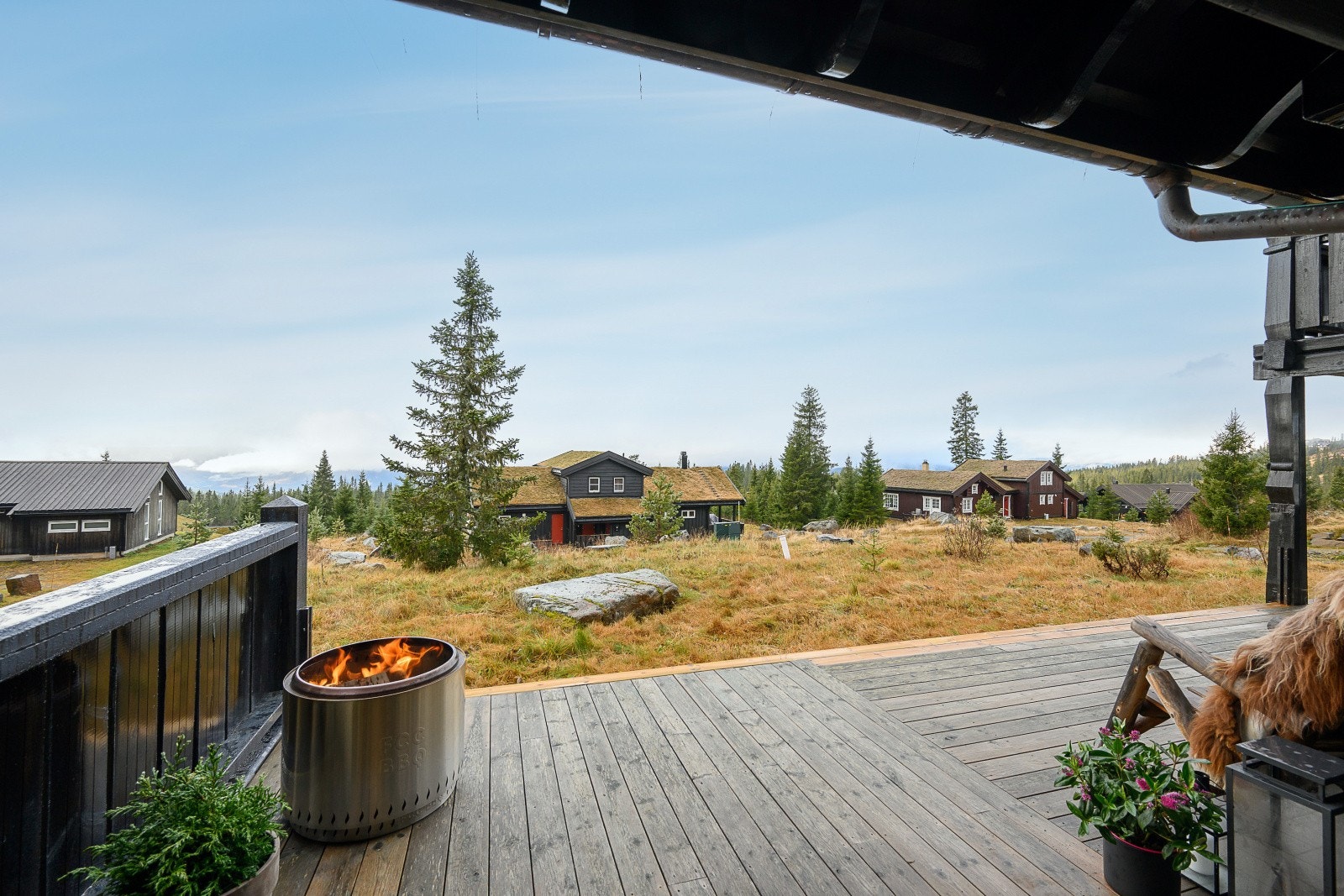 Utsikt mot fjell og dal gir en naturskjønn opplevelse fra terrassen. Galleribilde