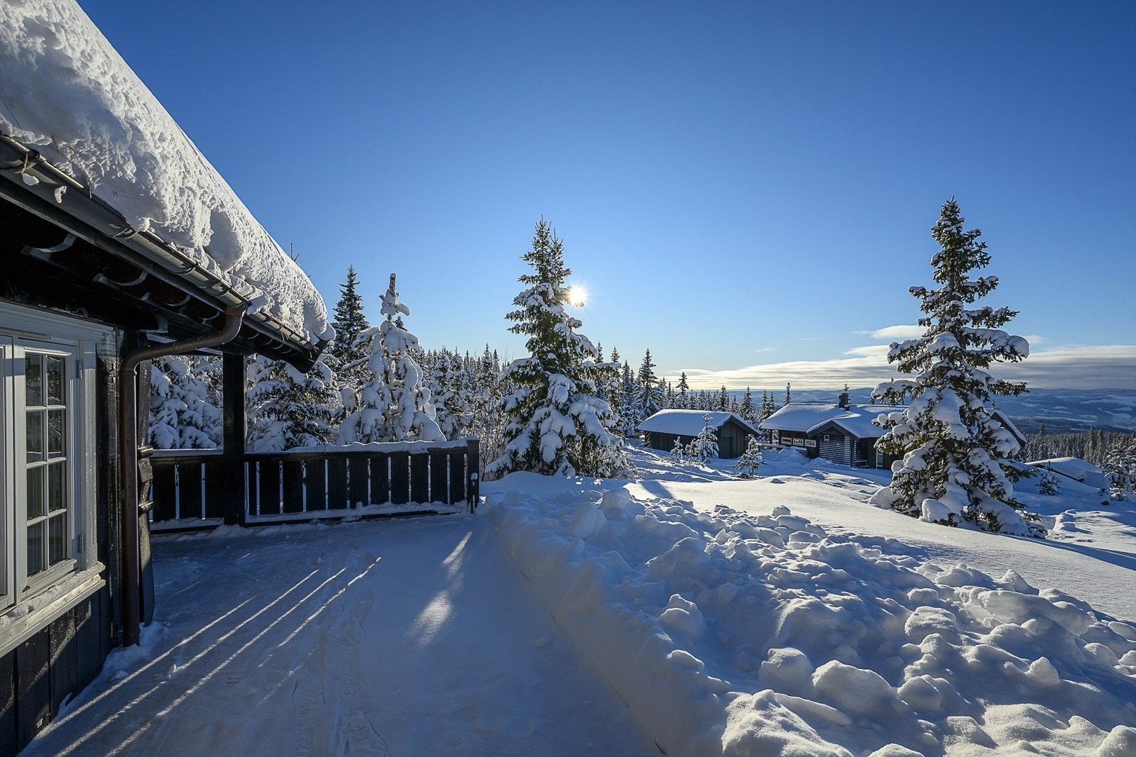 Terrassen strekker seg rundt store deler av bygget, med overbygget del mot sør. Galleribilde