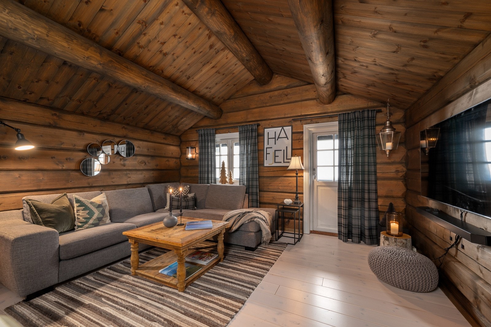 Praktisk innredet tv-stue som gir rom for avslapning og muligheten til og kunne trekke seg tilbake. Galleribilde