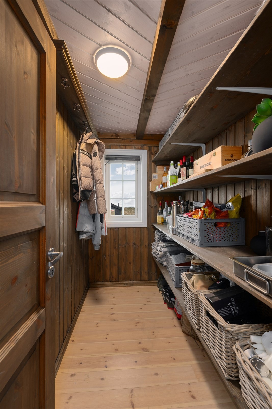 Innvendig bod, beliggende vegg-i-vegg med kjøkkenet. Oppbevaringshyller gir effektiv lagringsplass til diverse utstyr. Galleribilde