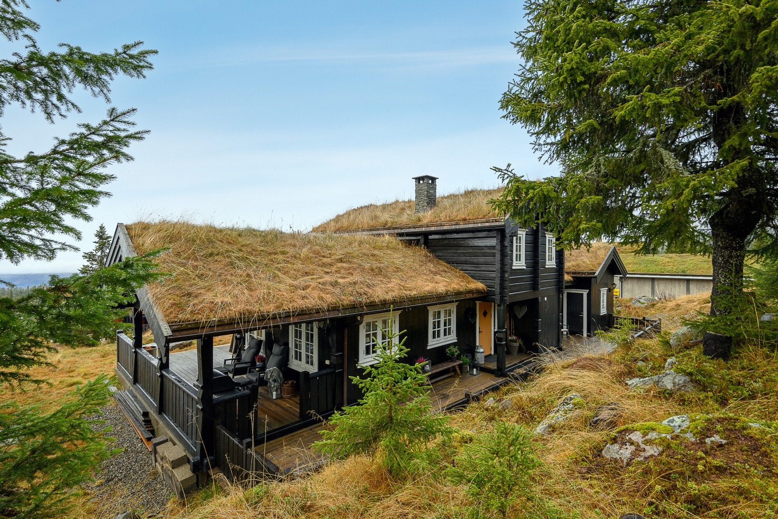 Stavlaftkonstruksjonen med torvtak gir hytta et tradisjonelt og robust preg. Galleribilde