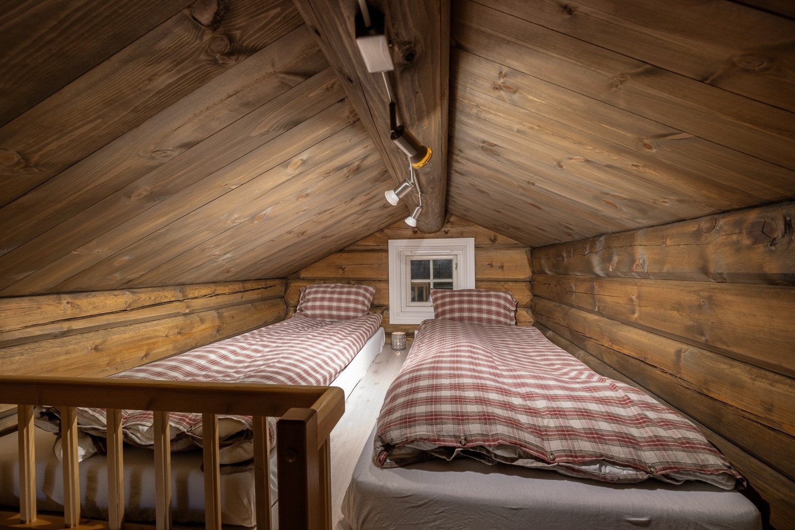 Hems innredet med to sengeplasser. Galleribilde