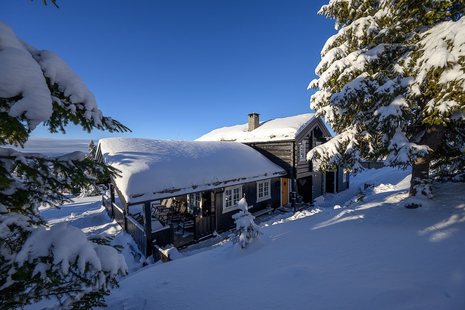 Overbygget terrasse gir ly for vær og vind, ideell for avslapning. Galleribilde