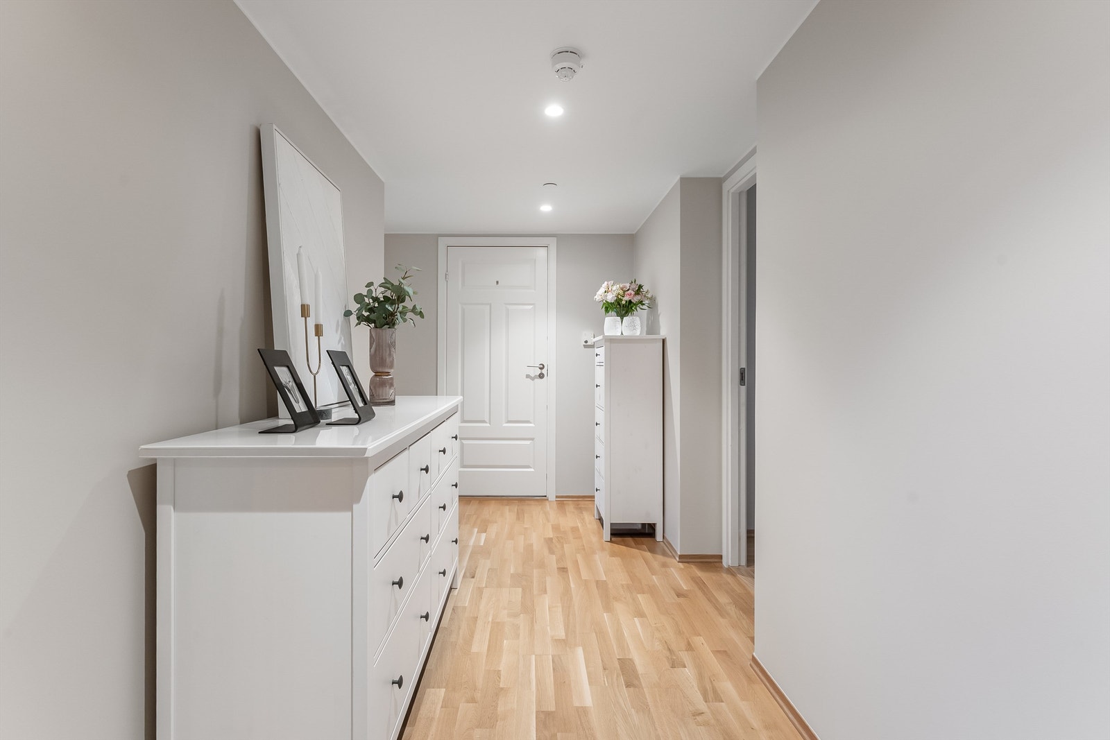 Romslig gang med downlights i himling Galleribilde