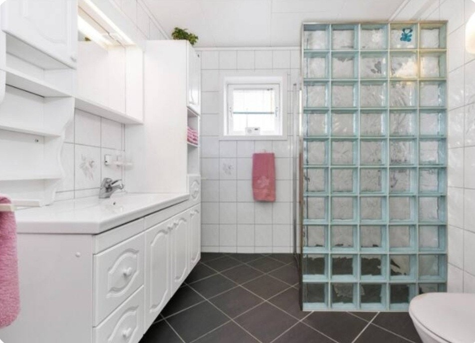 Toilet og bad i 2. etasje Galleribilde