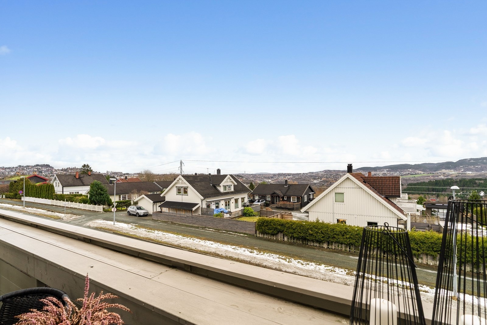 Flott utsikt fra balkongen med ettermiddags- og kveldssol. Galleribilde