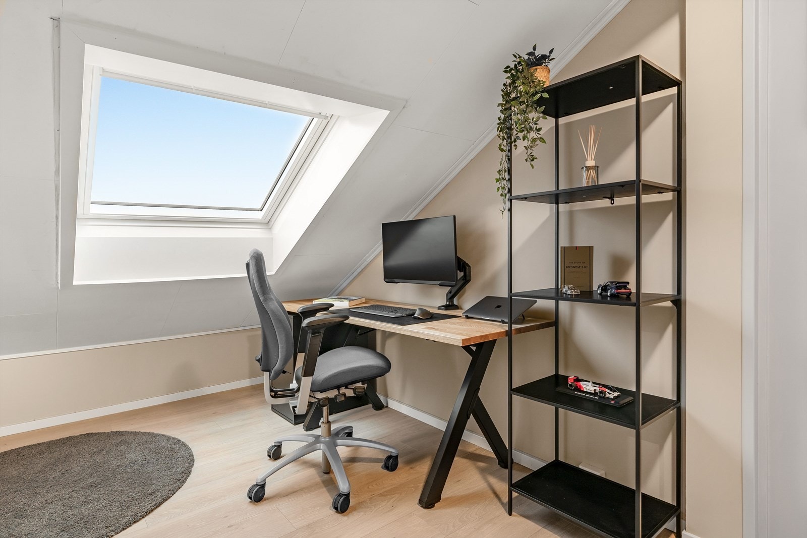 Leilighetens andre soverom er på 6,5 kvm og er i dag innredet som kontor og gjesterom. Galleribilde