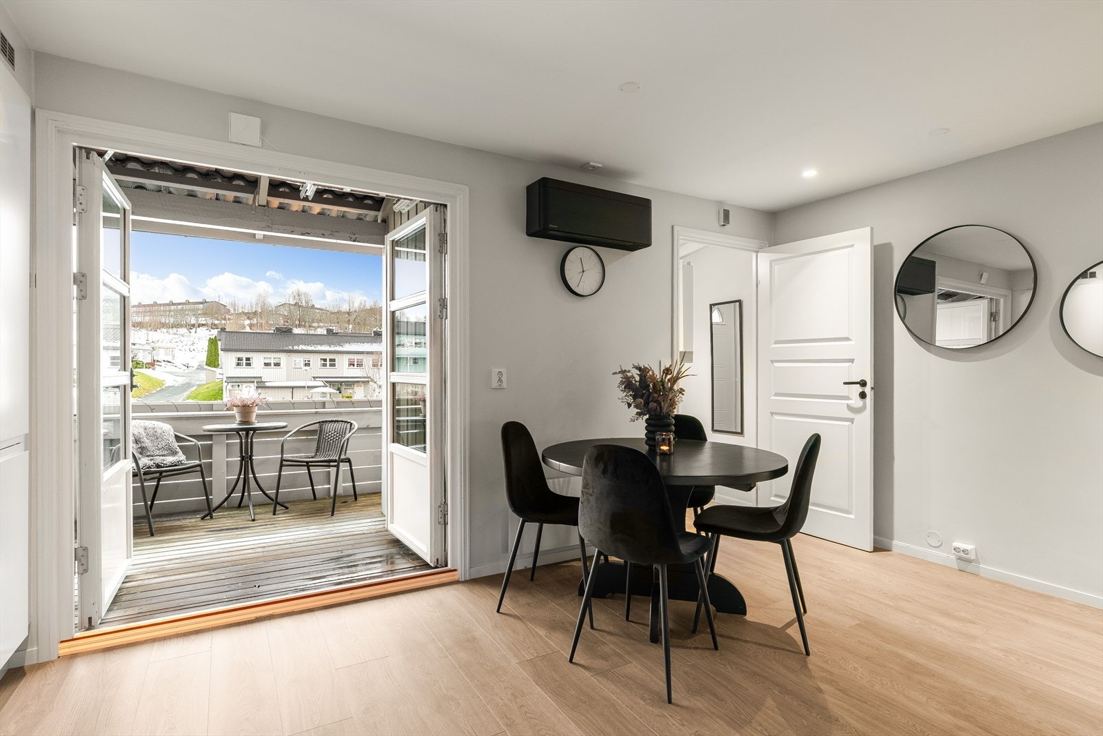 Fra kjøkkenet er det utgang til en trivelig veranda hvor man kan nyte morgensolen. Galleribilde