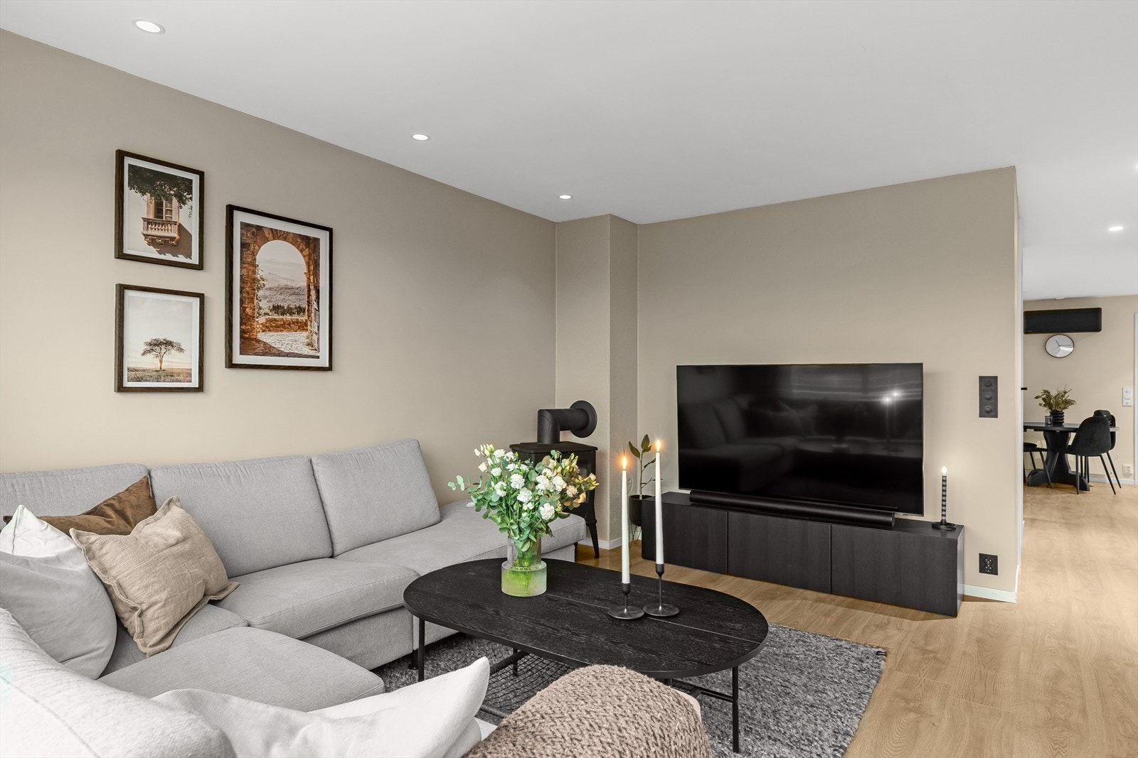 Det er installert downlights i taket i hele leilighetens første etasje. Galleribilde