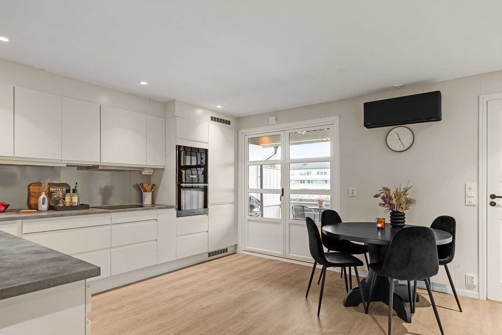 Det er installert varmepumpe på kjøkkenet som sørger for et behagelig inneklima året rundt. Galleribilde