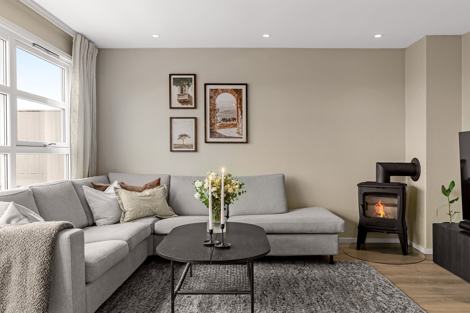 Felleskostnadene inkluderer blant annet TV/internett, fellesgjeldens avdrag og renter, vaktmestertjenester, kommunale avgifter og felles husforsikring. Galleribilde