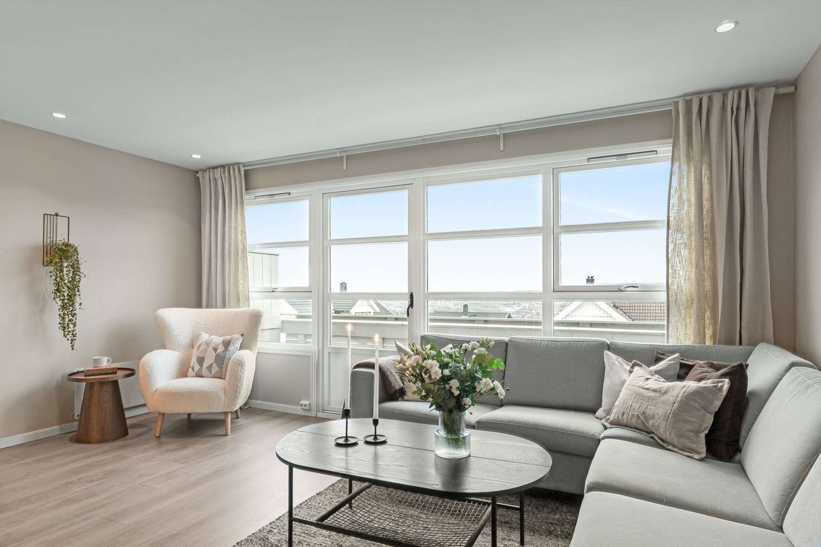 Aktiv Eiendomsmegling v/ Christian Drøyvold har gleden av å presentere Nedre Flatåsveg 484 - en moderne og innbydende 3-roms leilighet. Dette er en lys og trivelig bolig med gjennomtenkte løsninger og moderne farger. Foto: Vidar Alvik. Galleribilde