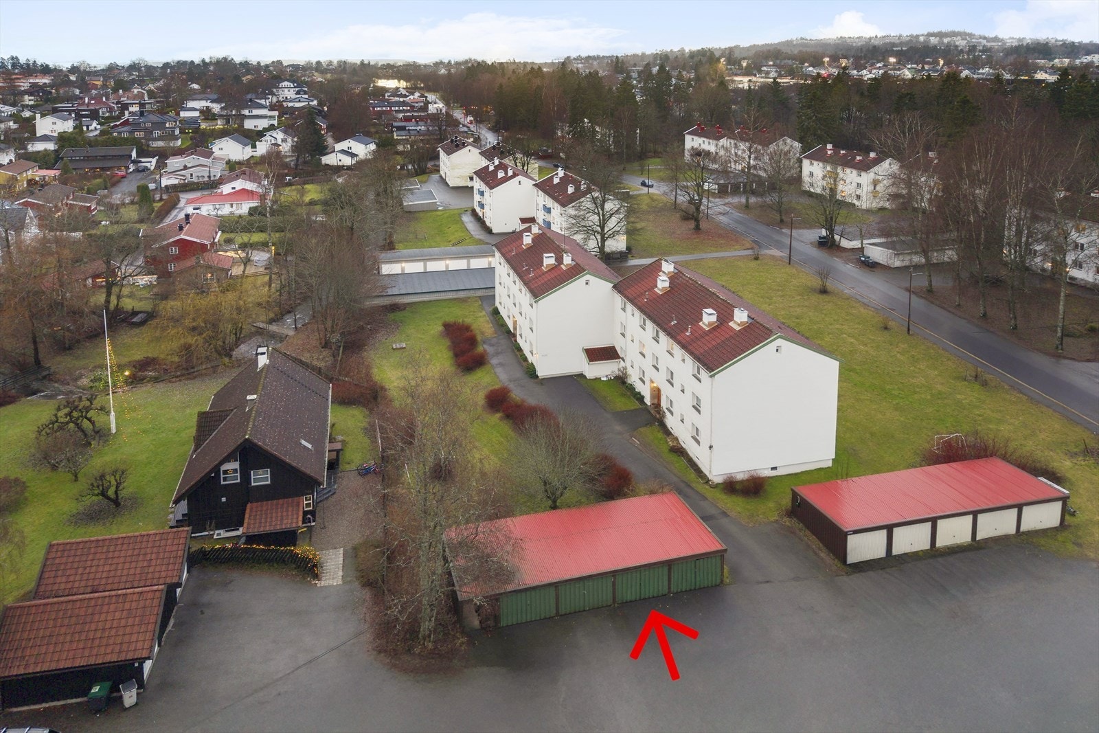Fotograf - Lars Boyesen. Garasjen er market med rød pil Galleribilde