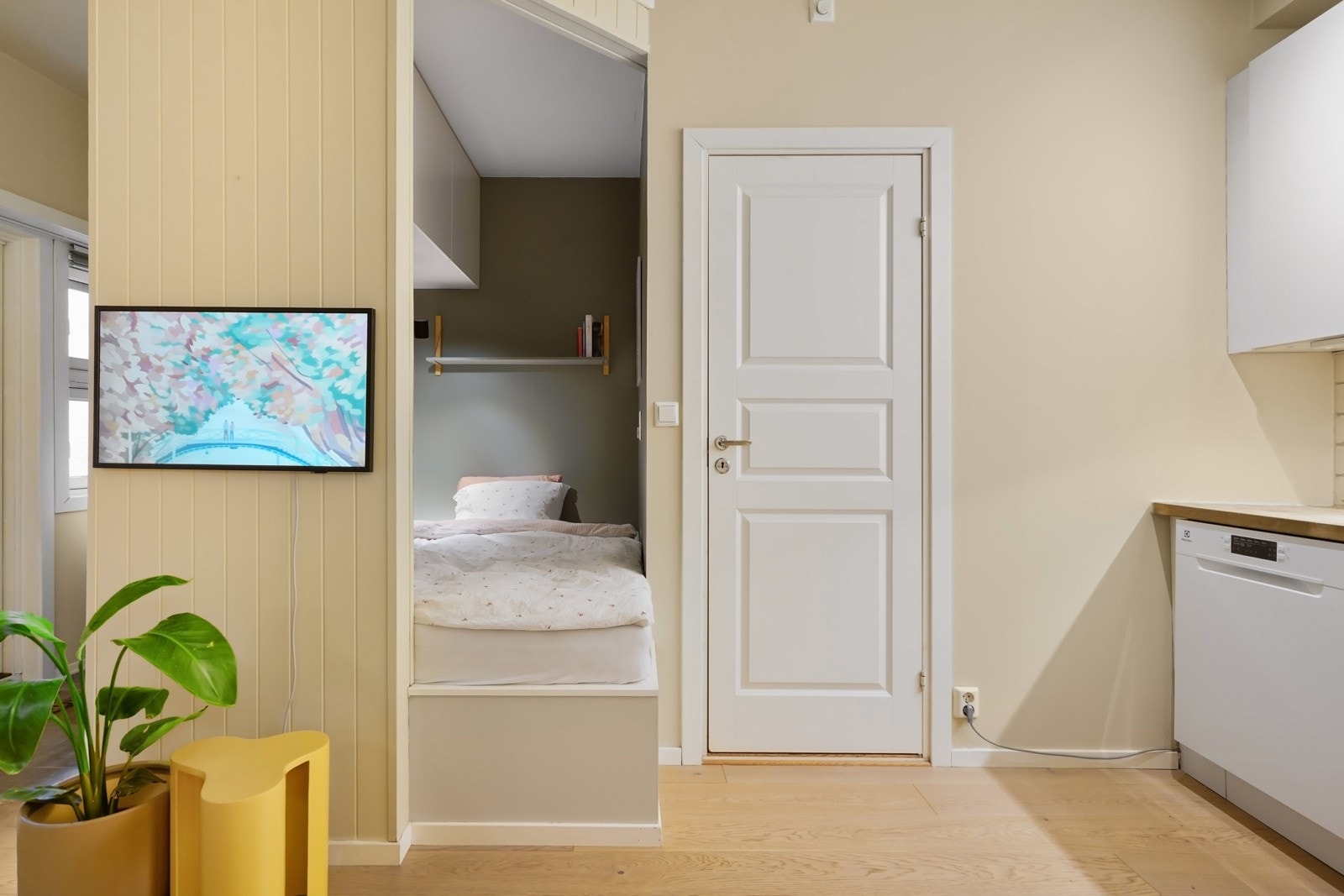 I stuen har man også en delvis adskilt alkoveløsning med plassbygget sengeramme. Galleribilde