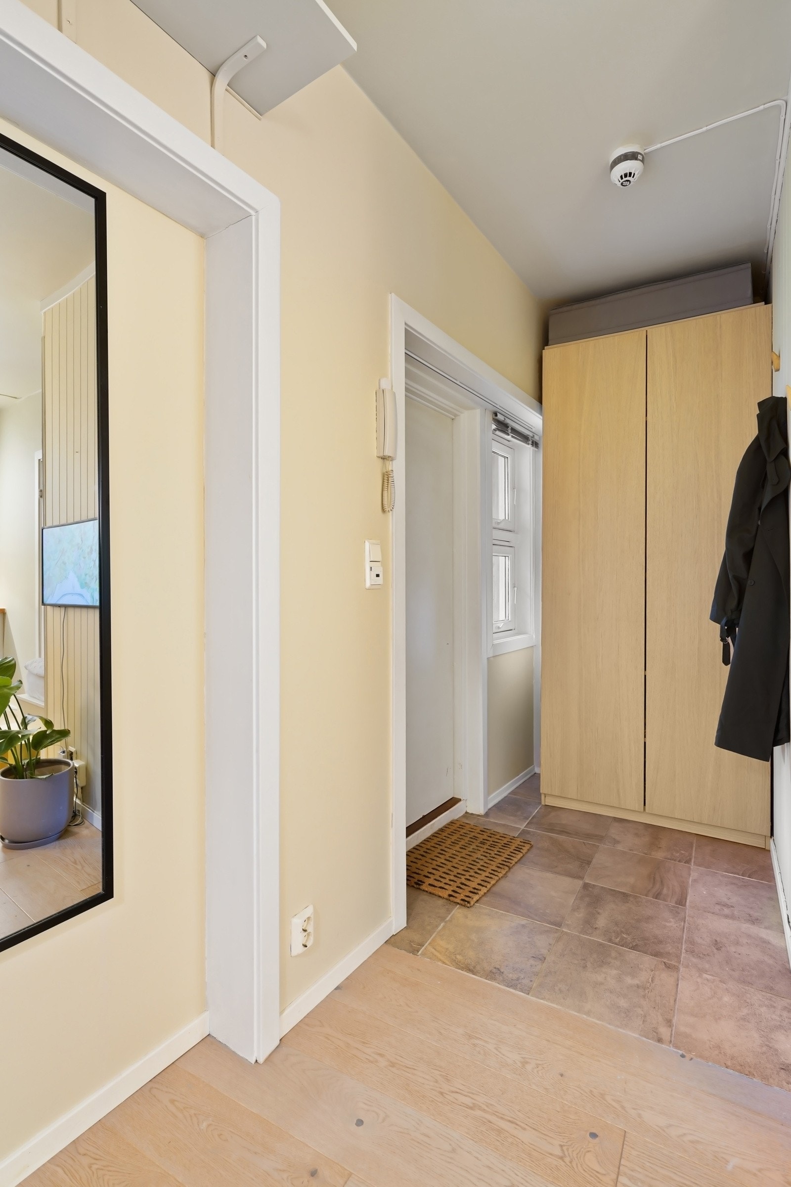 Entréen har flislagt gulv med behagelig gulvvarme og er innredet med garderobeskap hvor yttertøy kan ryddes bort. Galleribilde