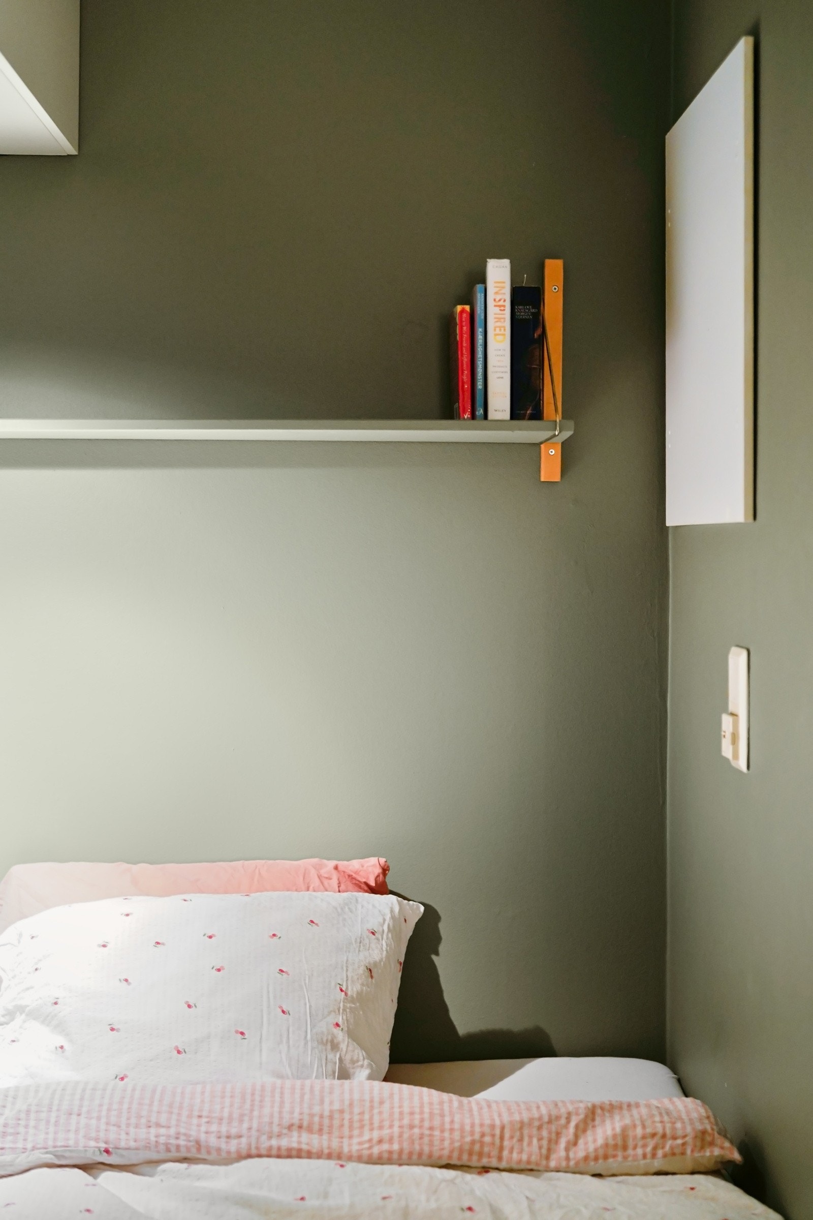 I alkoven har man også vegghengt skapinnredning og en hylle. Galleribilde