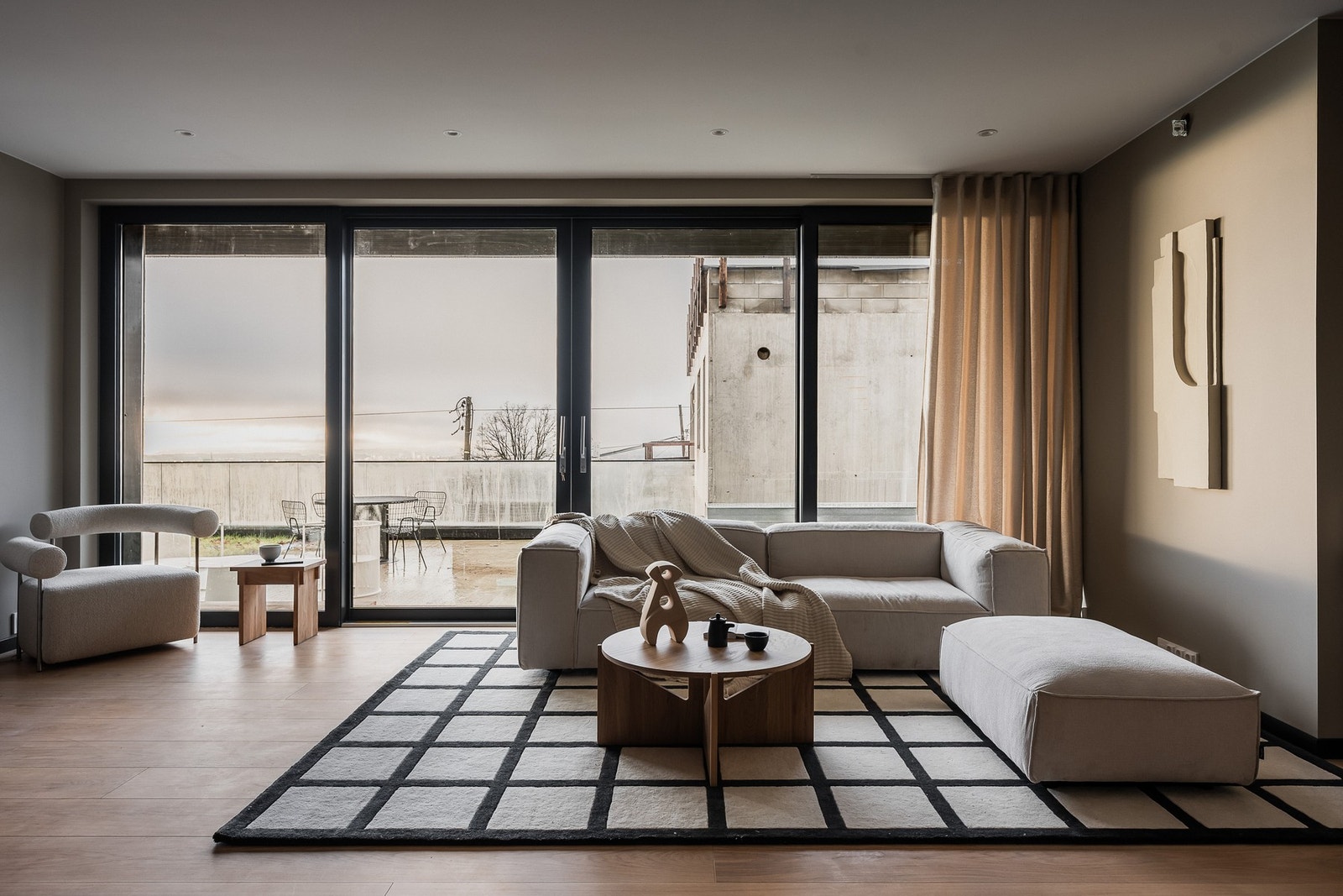 Store vinduer fra gulv til tak sikrer rikelig med naturlig lys og utsyn. Alle vestvendte vinduer har utvendige elektriske screens, for solksjerming. Galleribilde