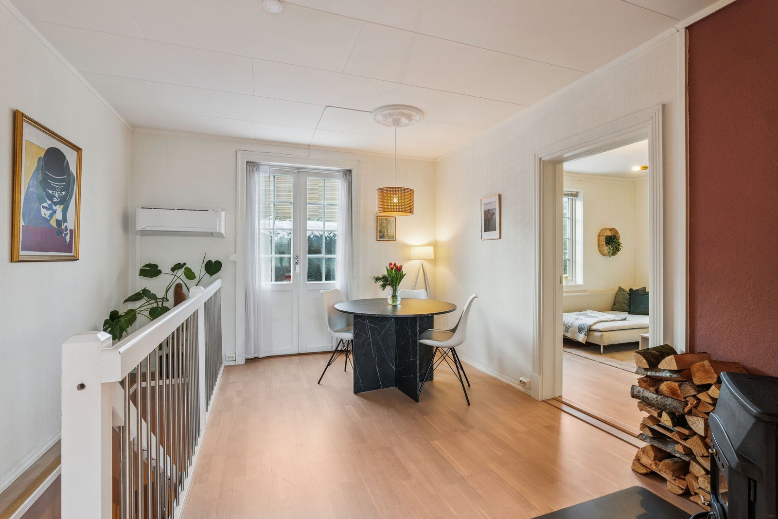 Direkte utgang til markterrasse. Peis og varmepumpe i midten av leiligheten. Galleribilde