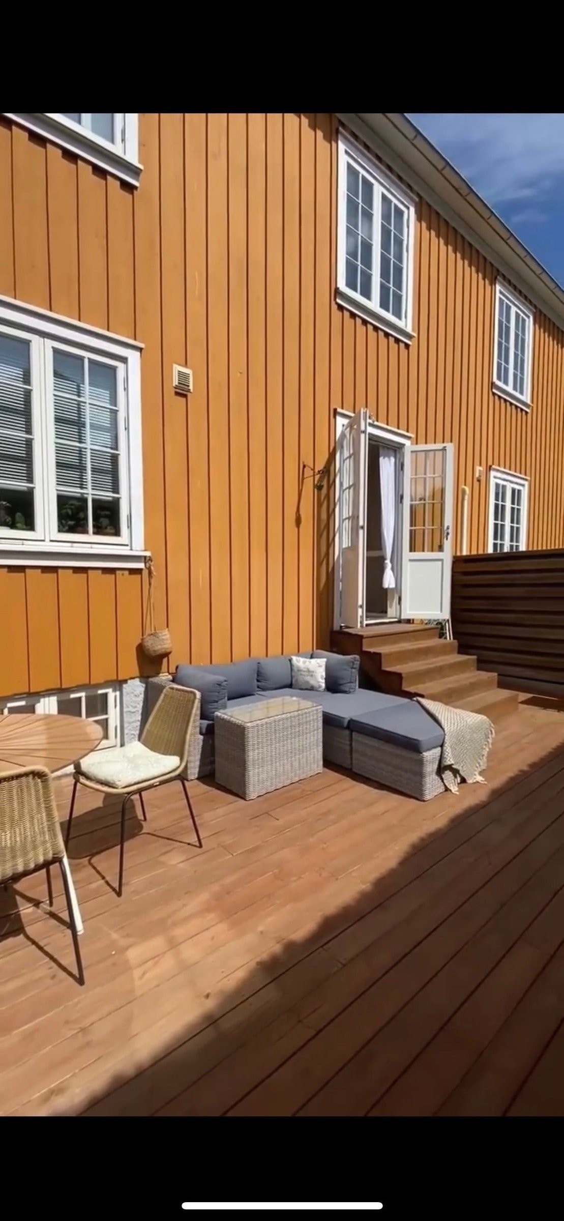 Sommerbilde – direkte adkomst fra stuen til terrassen Galleribilde