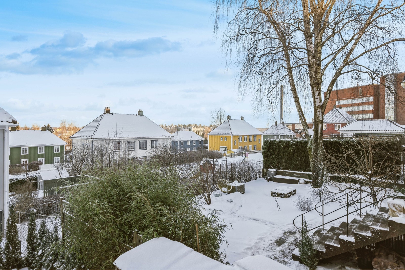 Rolig nabolag (Bilde tatt fra kjøkkenvinduet) Galleribilde