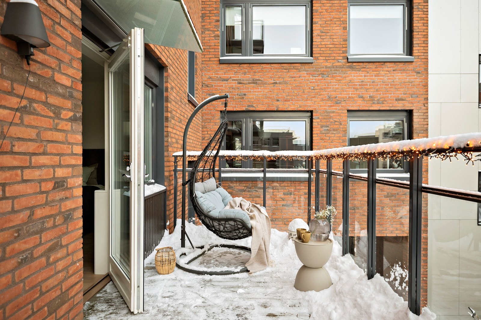 Fra hovedsoverommet er det utgang til en hyggelig og stor nordøstvendt balkong på ca. 10 kvm. Galleribilde