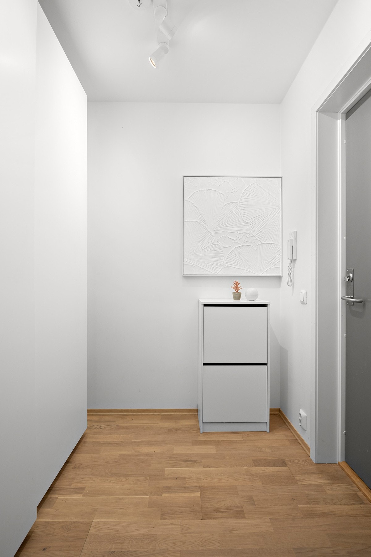 Entré med plass til å henge fra seg yttertøy. Leiligheten er utstyrt med callinganlegg. Galleribilde
