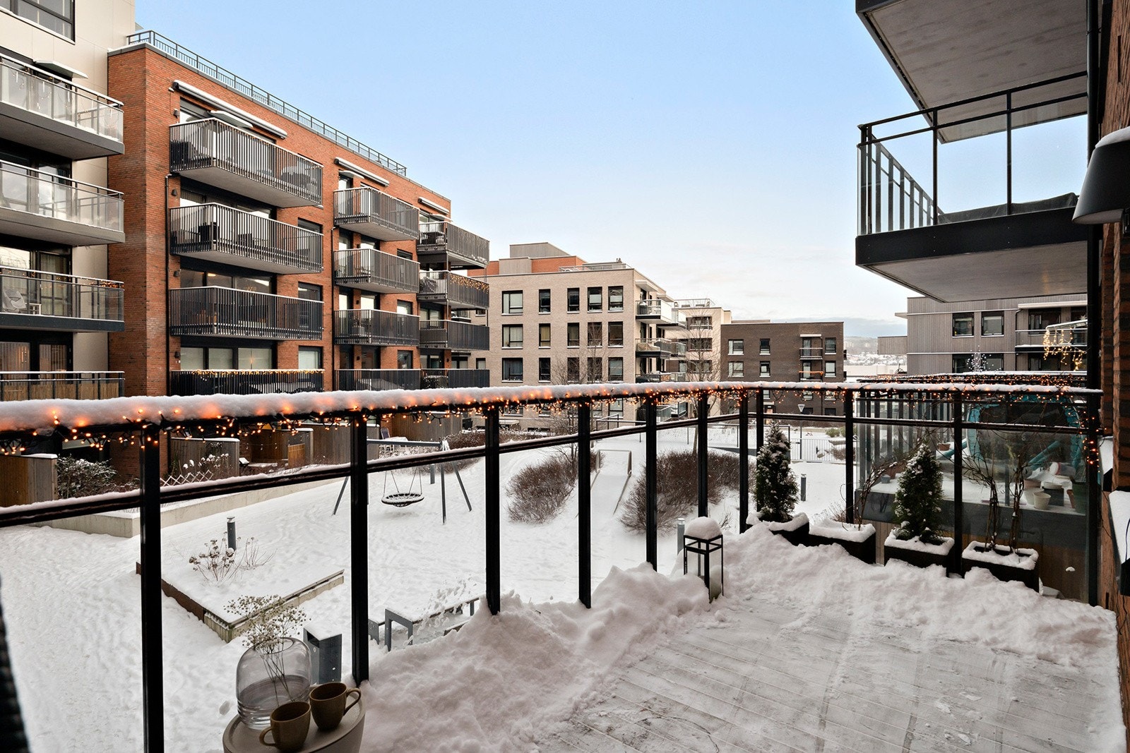 Leiligheten har en balkong vendt mot bakgård med adkomst fra hovedsoverom. Galleribilde