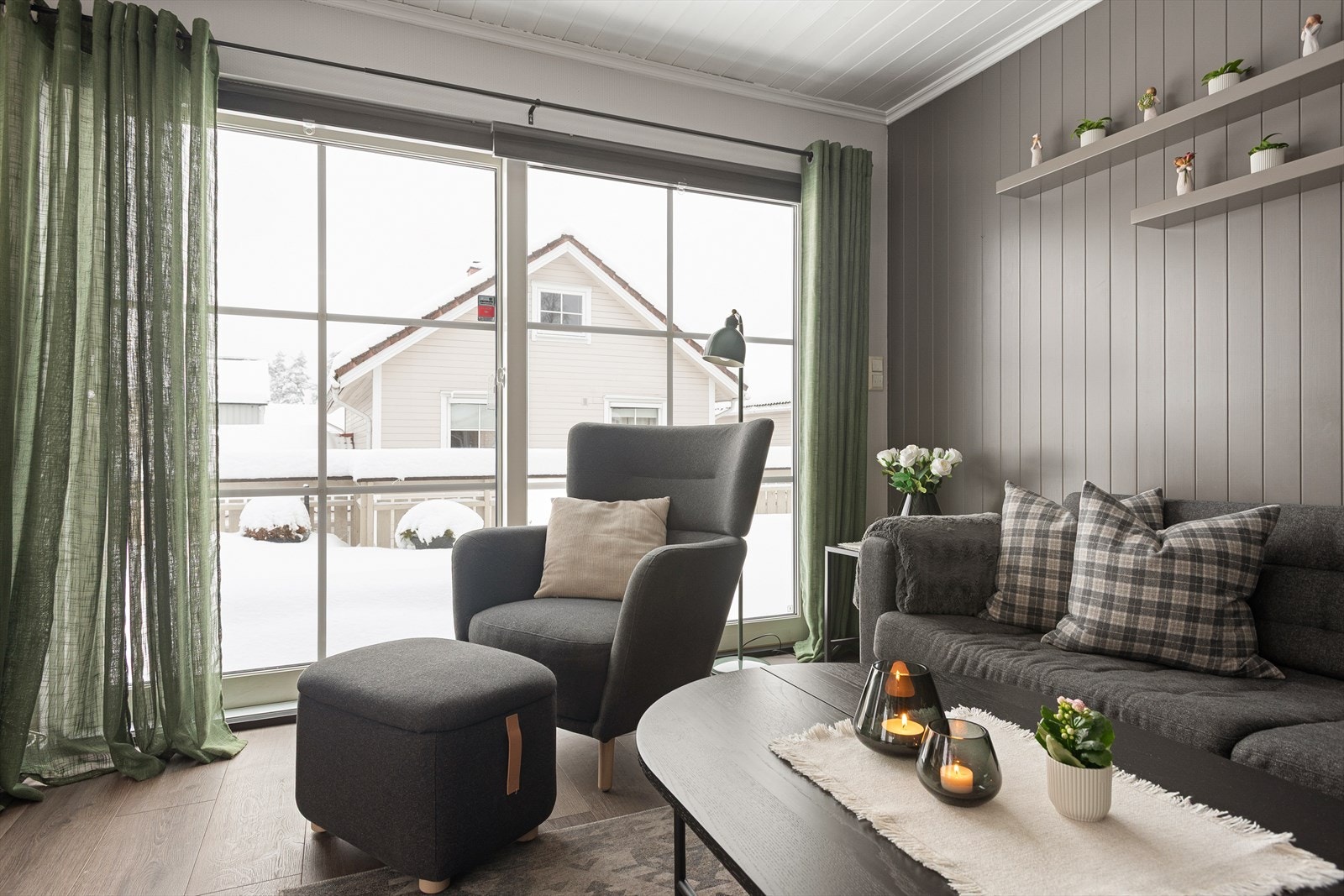 Fra stuen er det direkte utgang til boligens herlige terrasse på 80 kvm Galleribilde