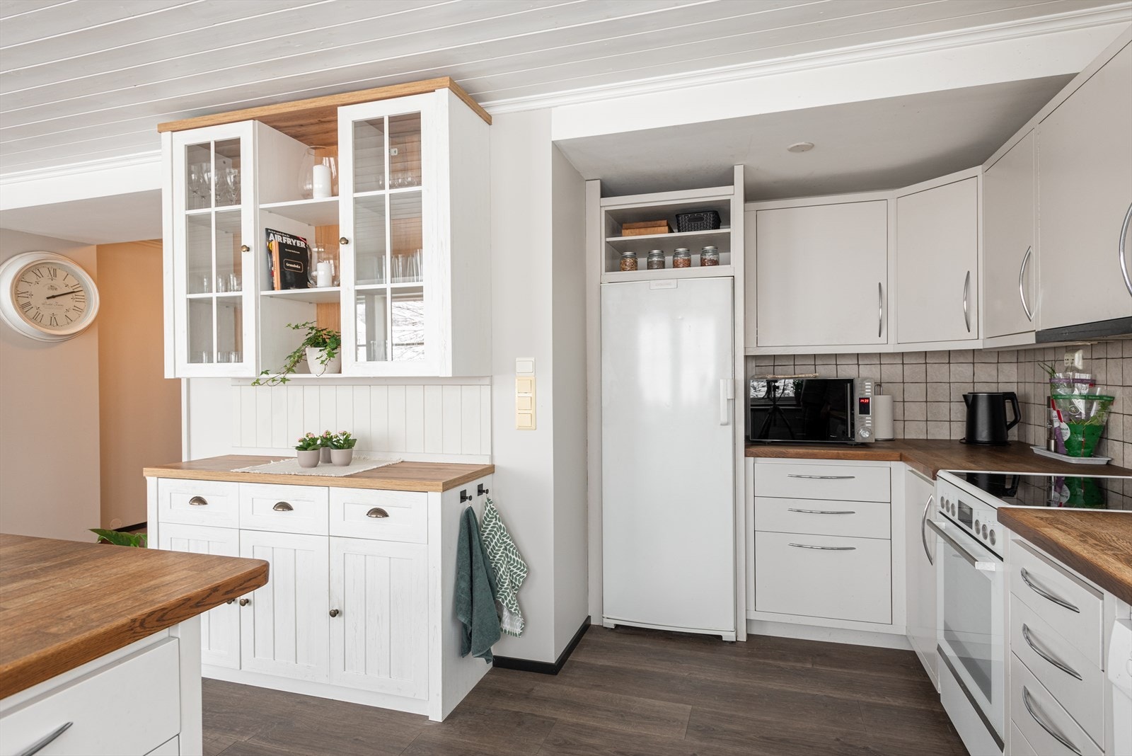 Det er for opplegg for oppvaskmaskin, frittstående kjøleskap og komfyr i innredningen Galleribilde