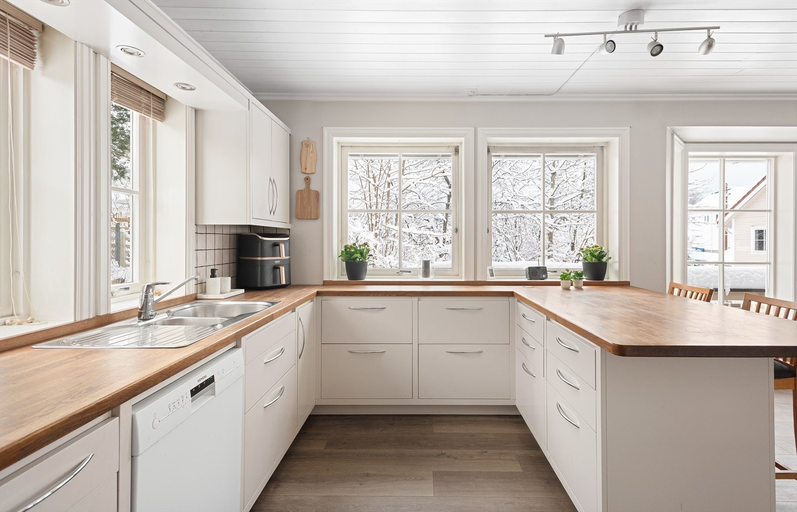 Gjennomgående i boligen er store vindusflater som slipper inn rikelig med naturlig lys Galleribilde