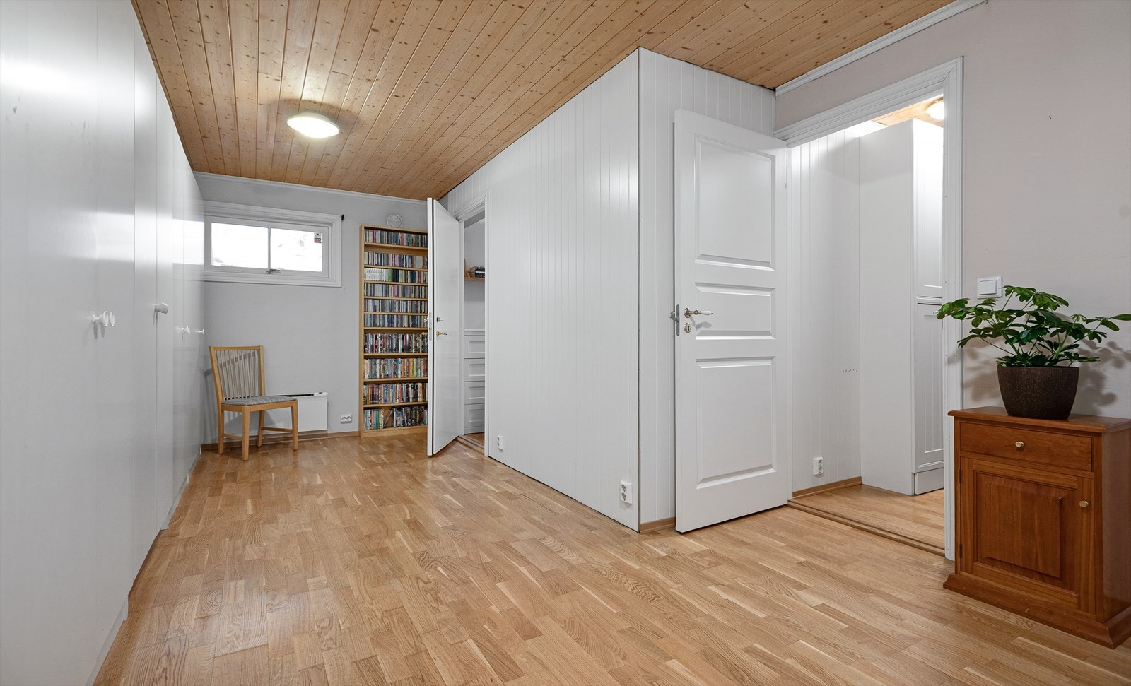 Boligen har god plass til oppbevaring Galleribilde