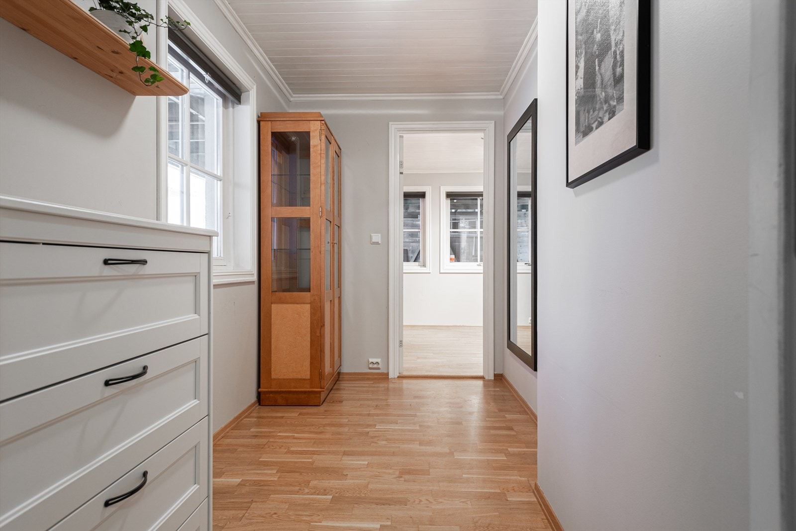 Eneboligen ble oppført i 2005 og fremstår som pen og velholdt. Rommet er i dag innredet som gang i kjeller, men er godkjent som soverom Galleribilde