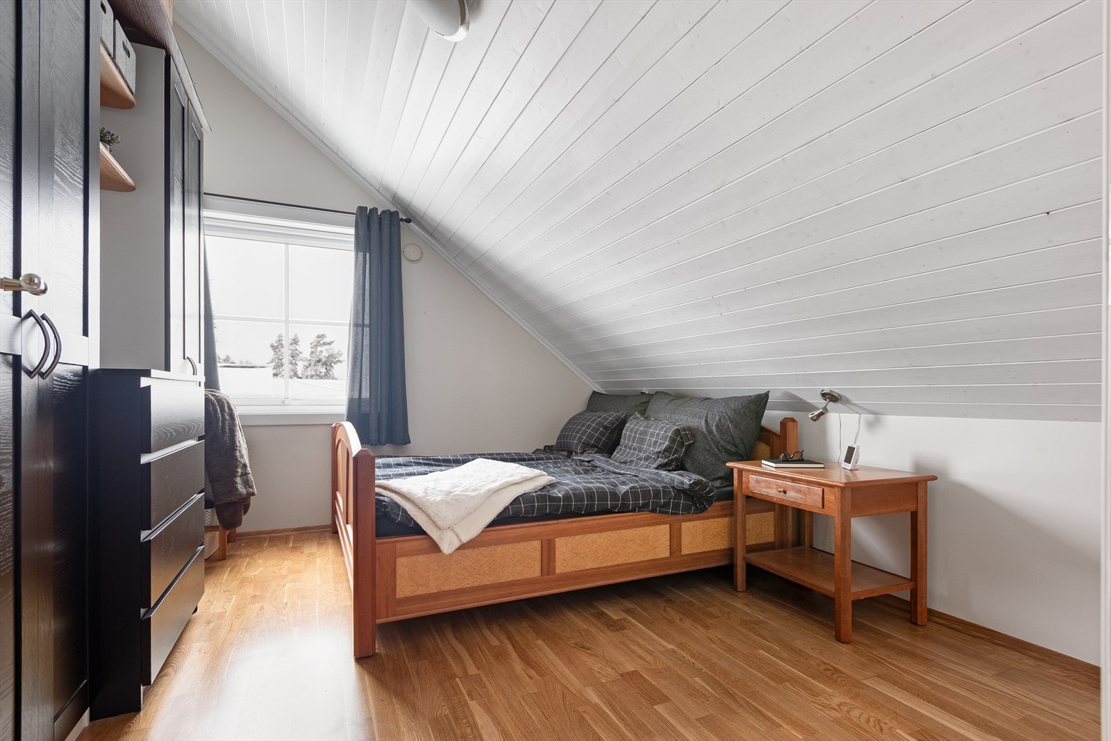 Romslig hovedsoverom med god plass til dobbeltseng med tilhørende nattbord, garderobeløsning og annet ønsket inventar Galleribilde