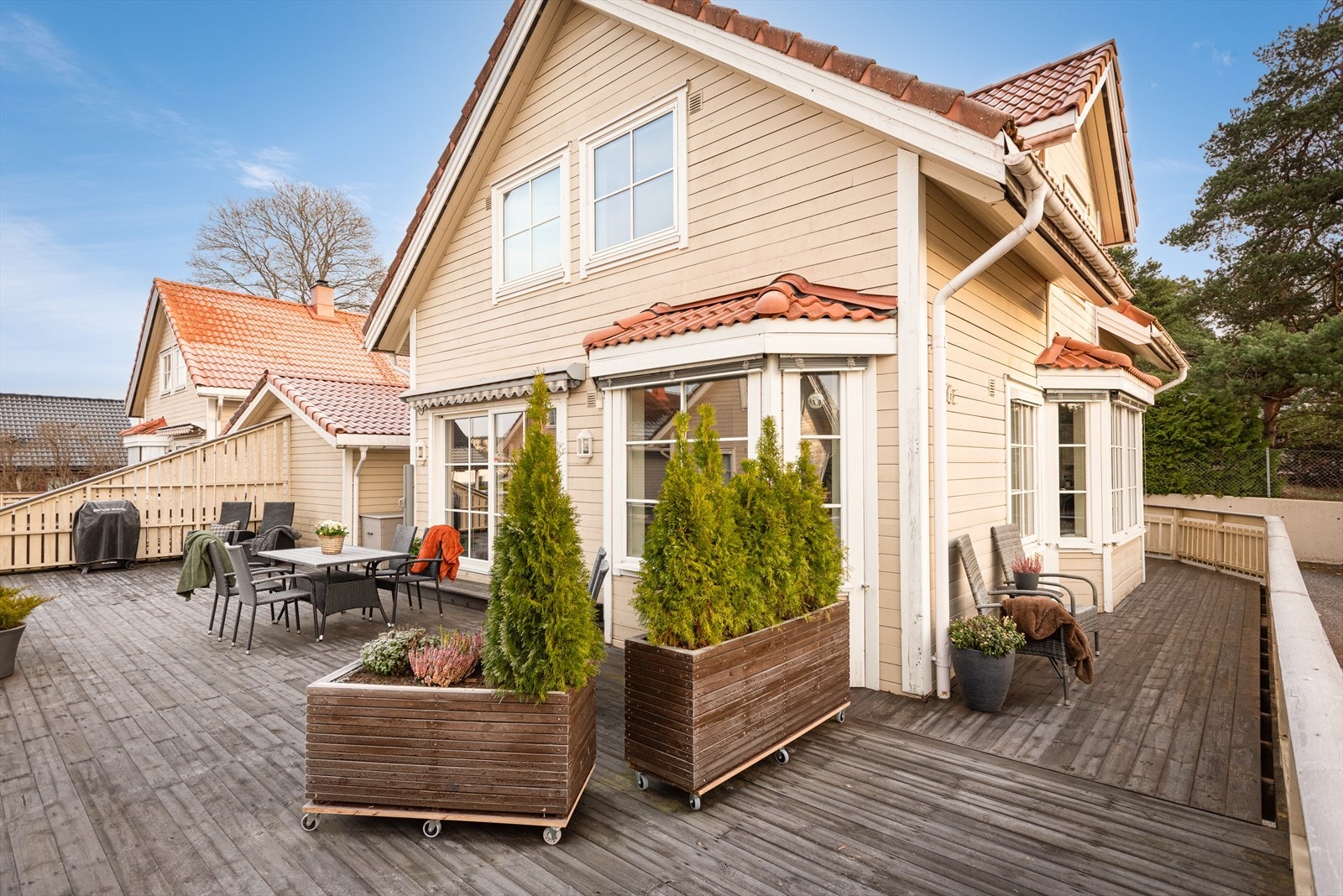 God plass til å innrede i ulike soner. Terassen fungerer som en naturlig forlengelse av stuen Galleribilde