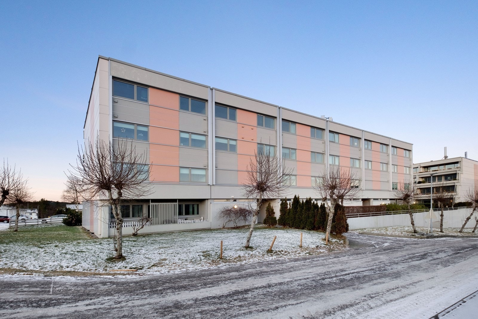 Leiligheten disponerer en parkeringsplass i felles parkeringskjeller, samt gjesteparkering på borettslagets tomt. Galleribilde