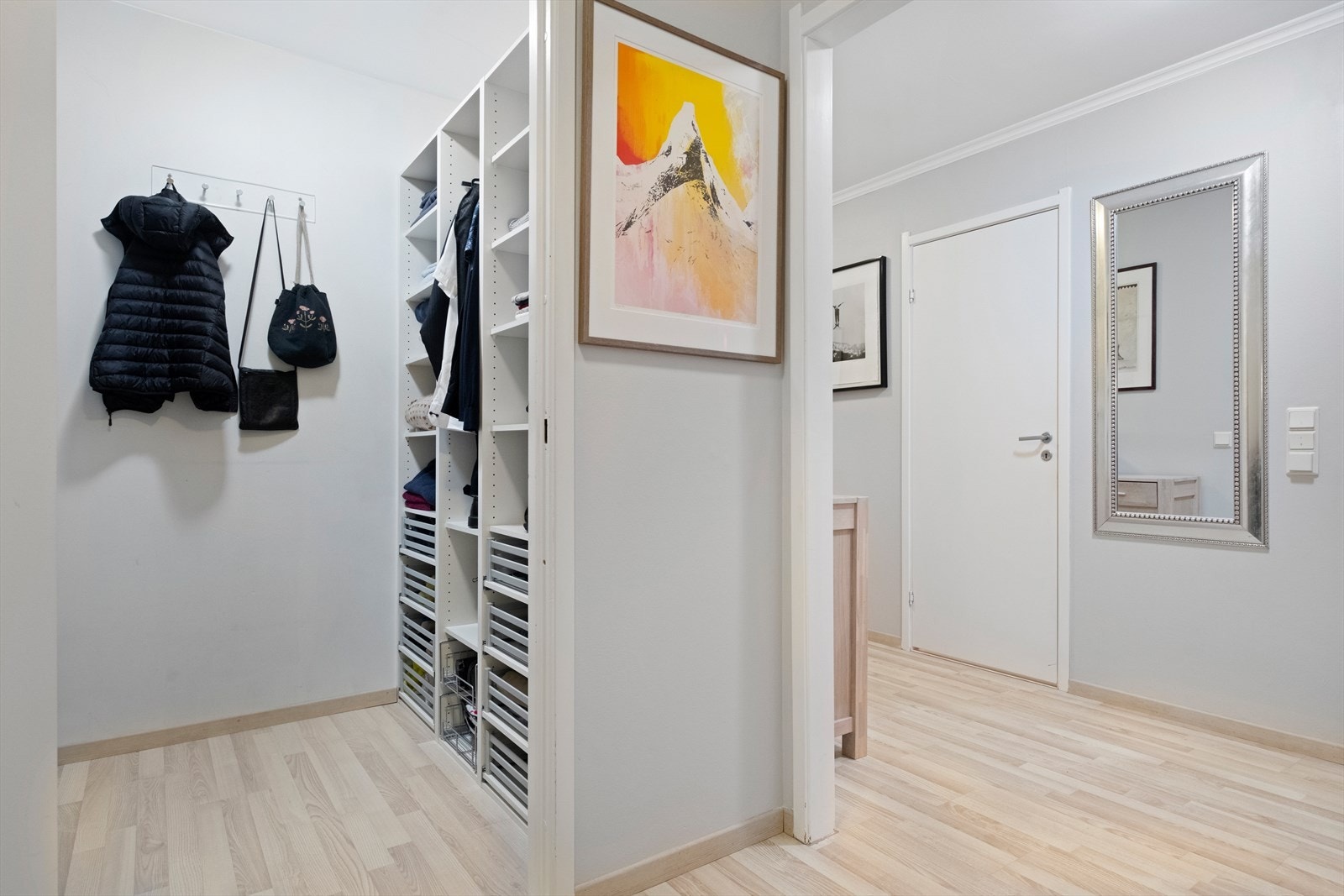 Fra entre mot garderoberom. Galleribilde