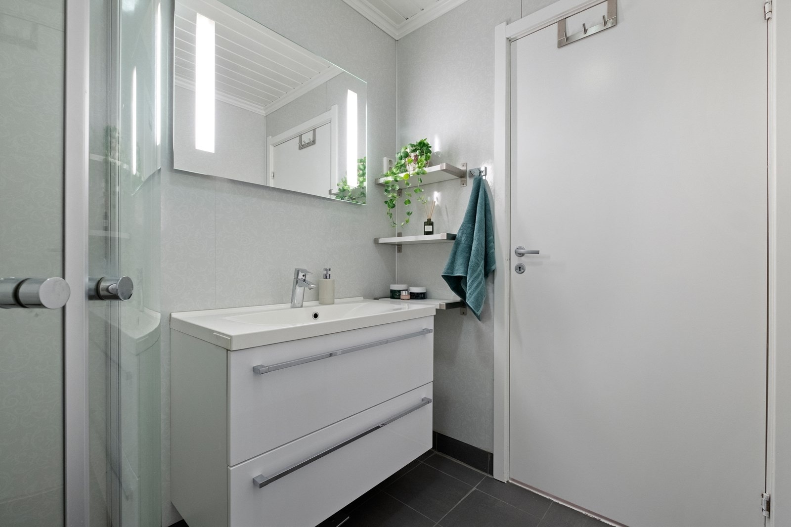 Lyst bad med flislagt gulv og varmekabler. Galleribilde