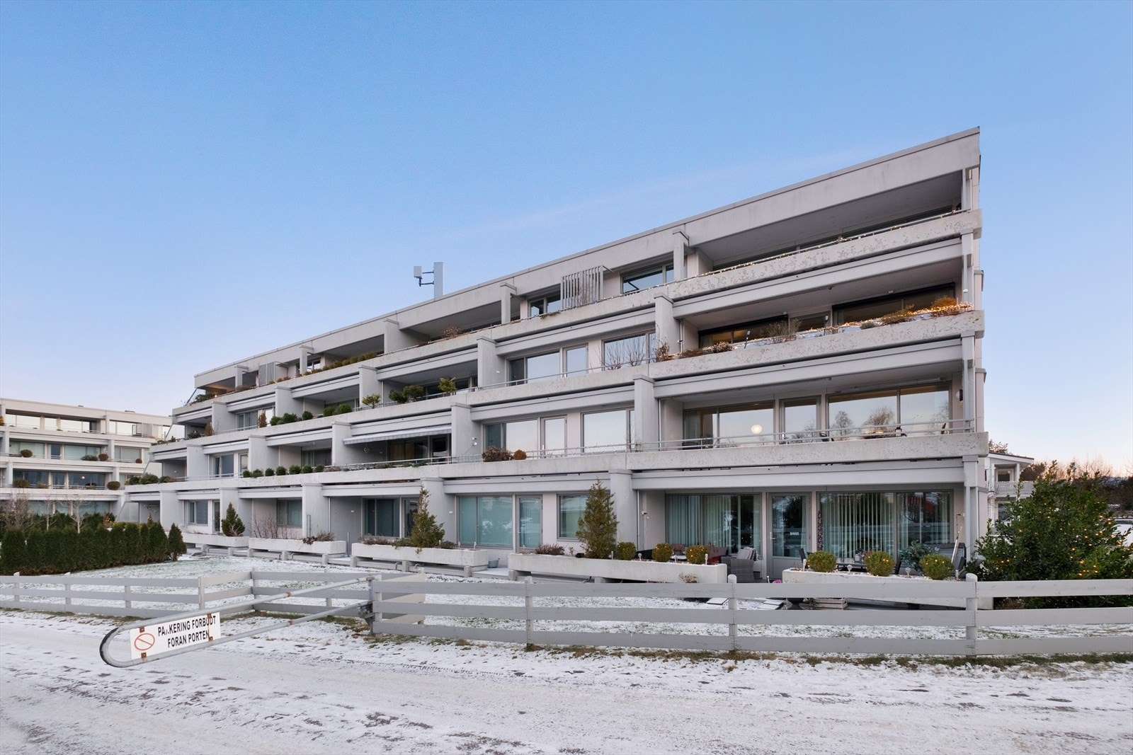 Her har du nærhet til barnehage, skole, dagligvarebutikk, flotte turområder, gode bussforbindelser og enkel adkomst til både Ålesund sentrum og Moa. Galleribilde