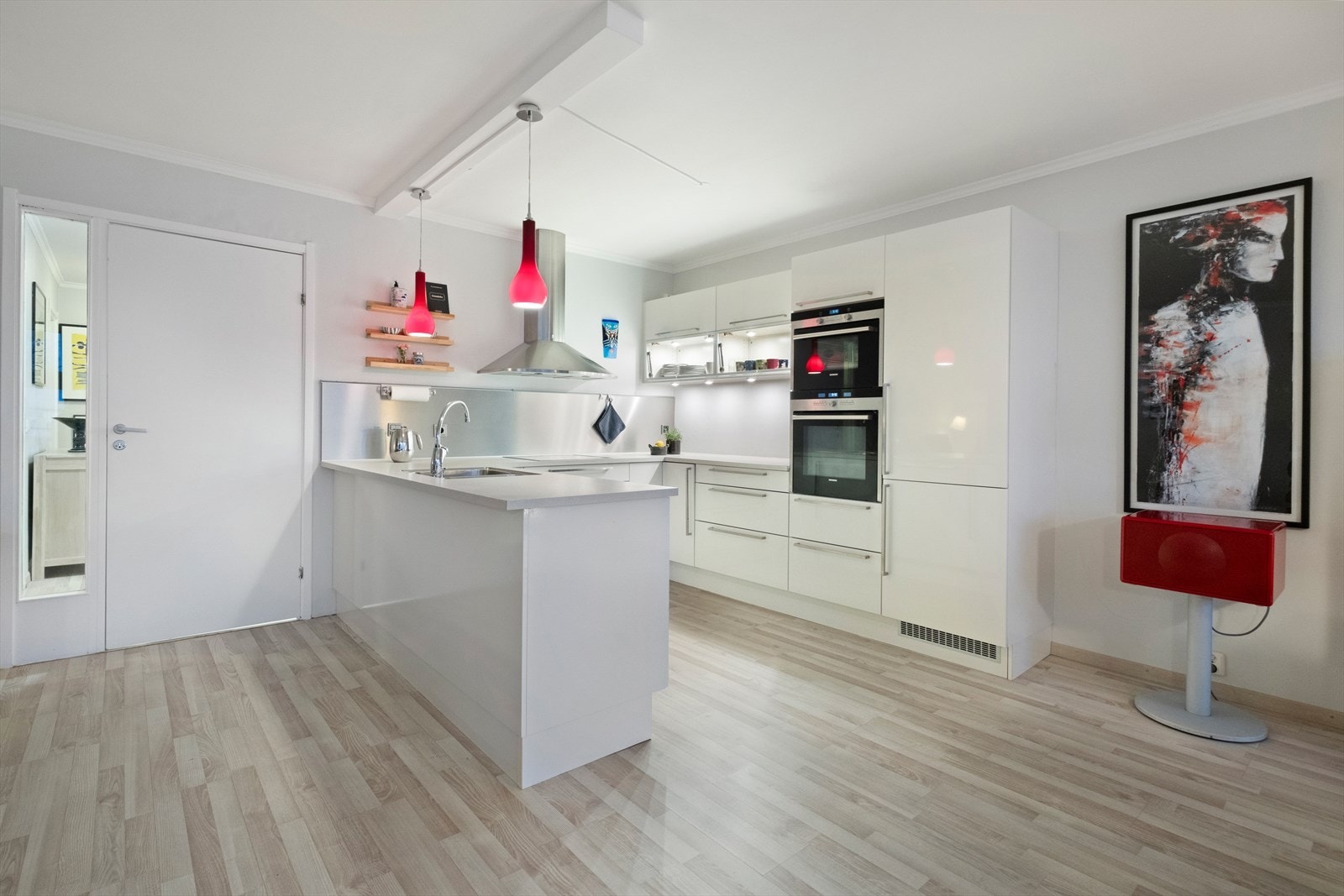 Kjøkkenet er utstyrt med integrert kjøleskap, oppvaskmaskin, platetopp, dampovn og stekeovn. Galleribilde