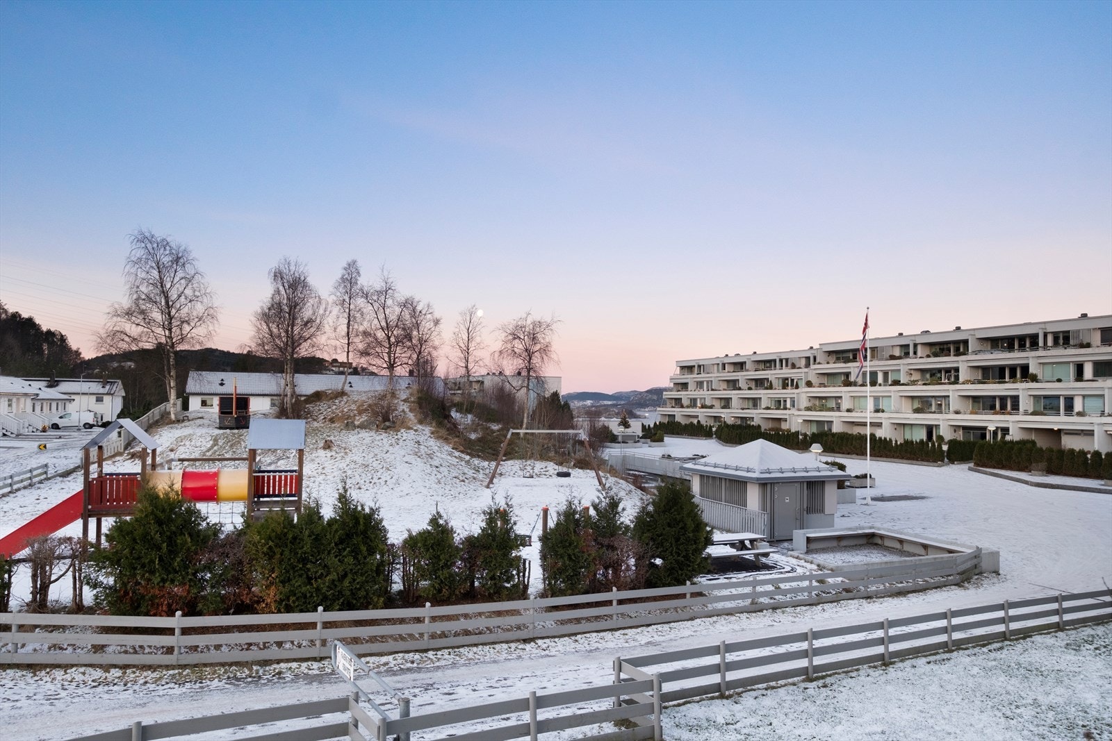 Verandaen har god plass til flere sittegrupper. Galleribilde