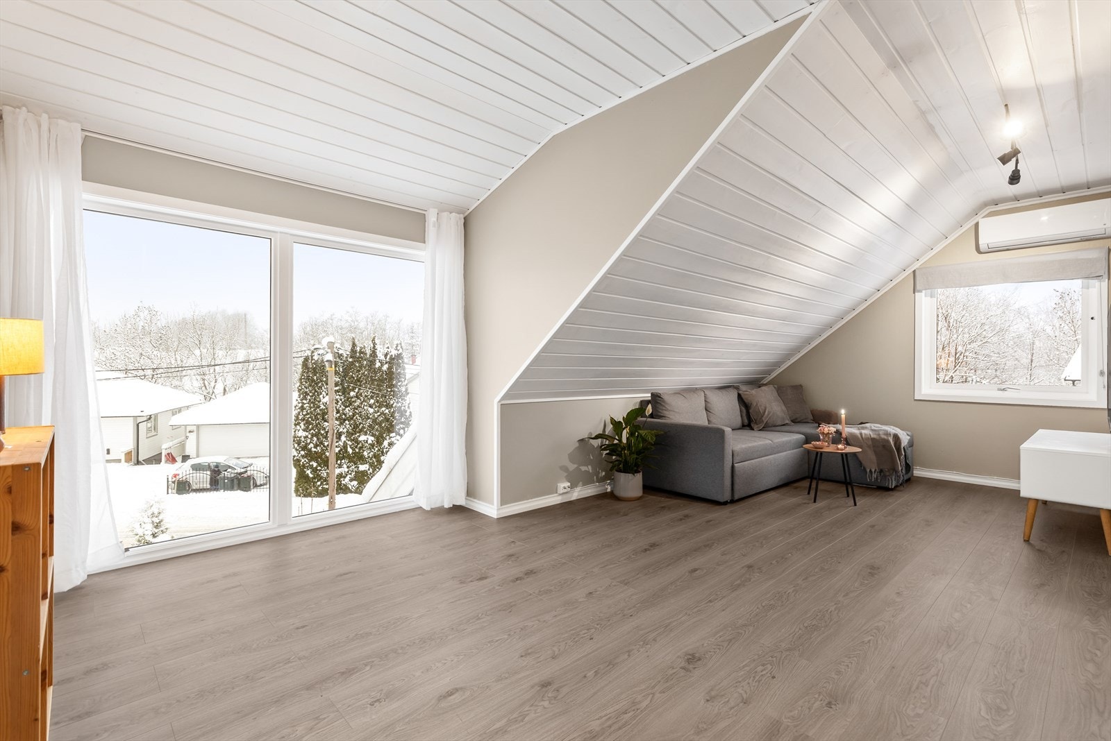 Lysmalt loftstue med store vindusflater. Galleribilde