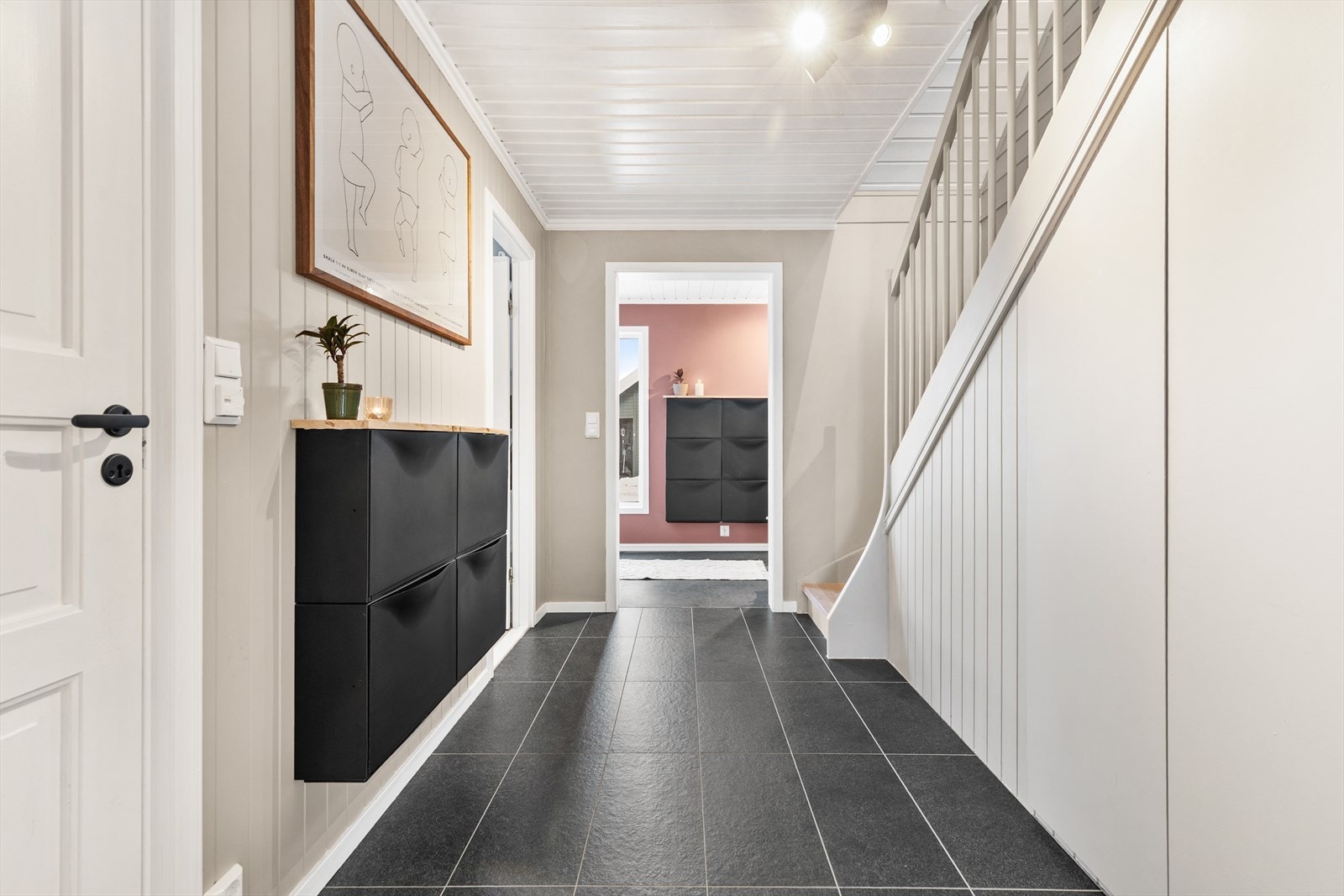 Trappegang med oppbevaringsplass under trappen. Galleribilde