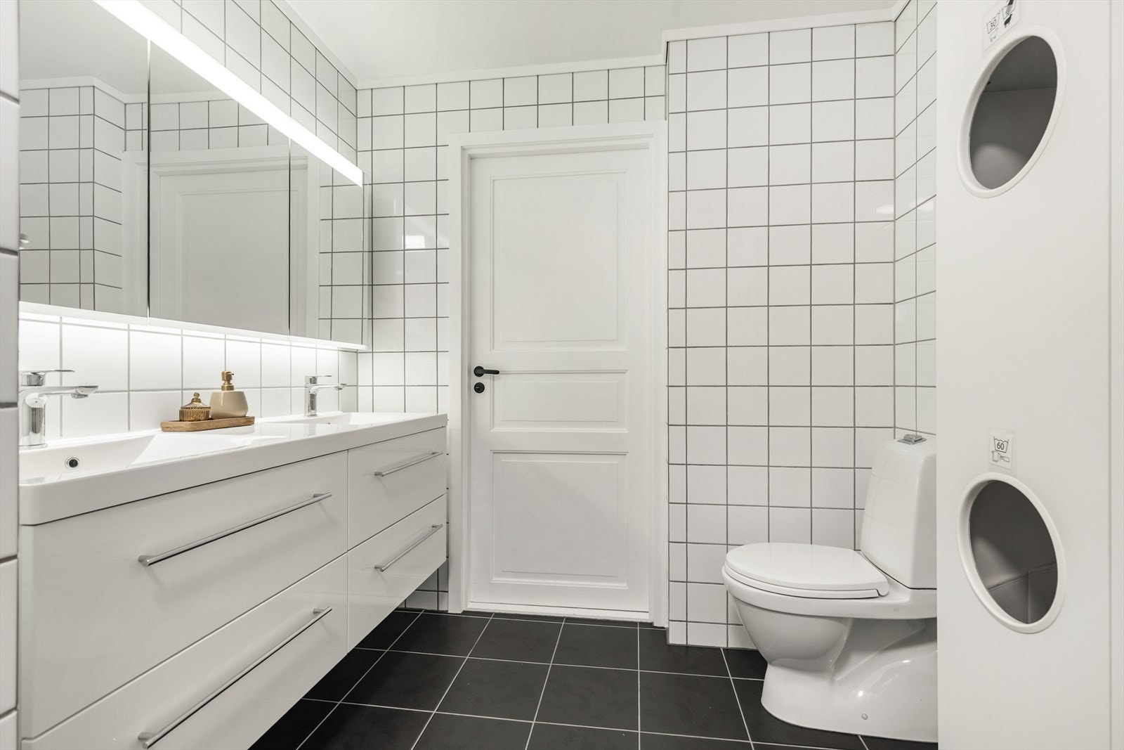 Flislagt bad/vaskerom i 1. etasje. Galleribilde