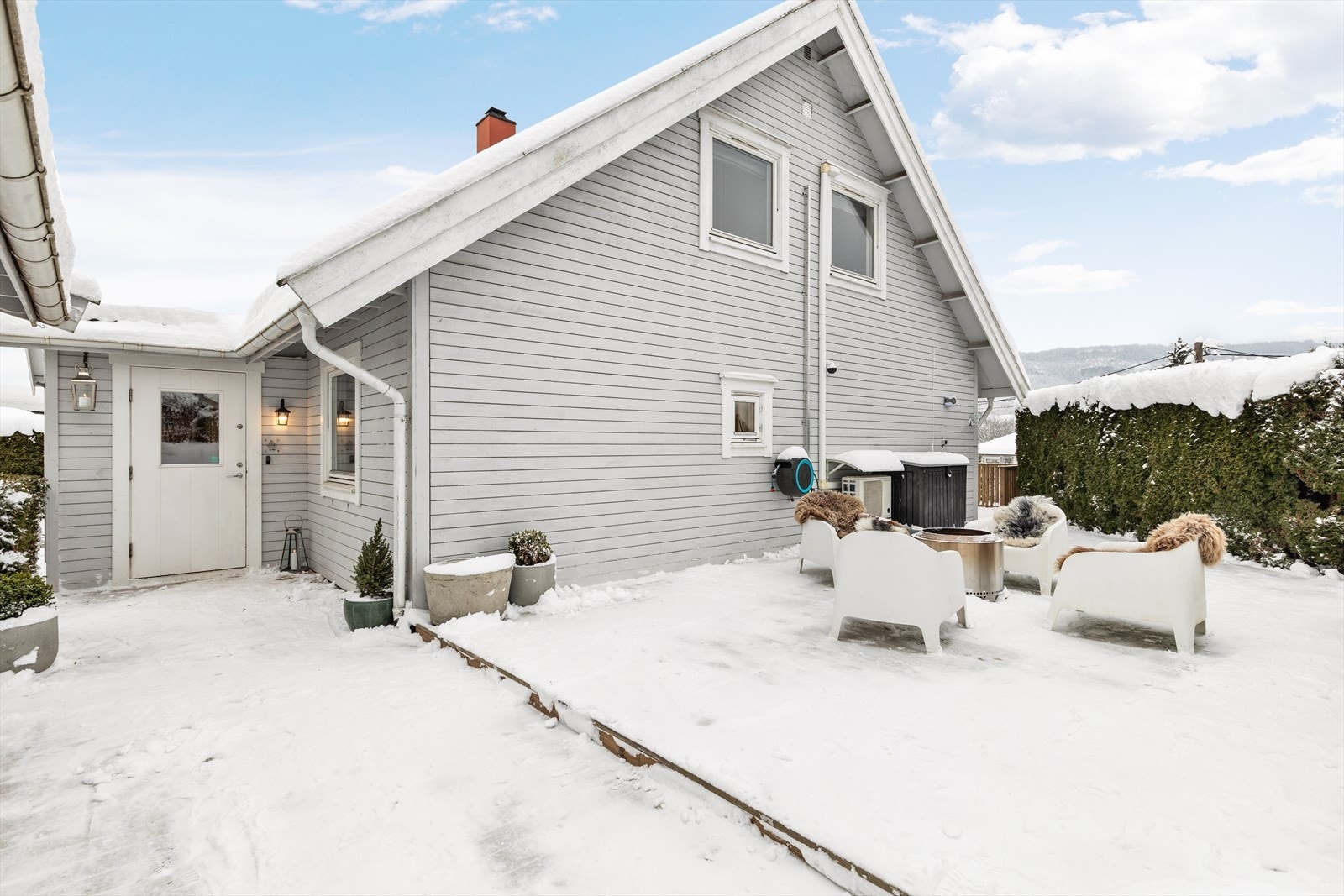 Familievennlig enebolig med fine uteområder. Galleribilde