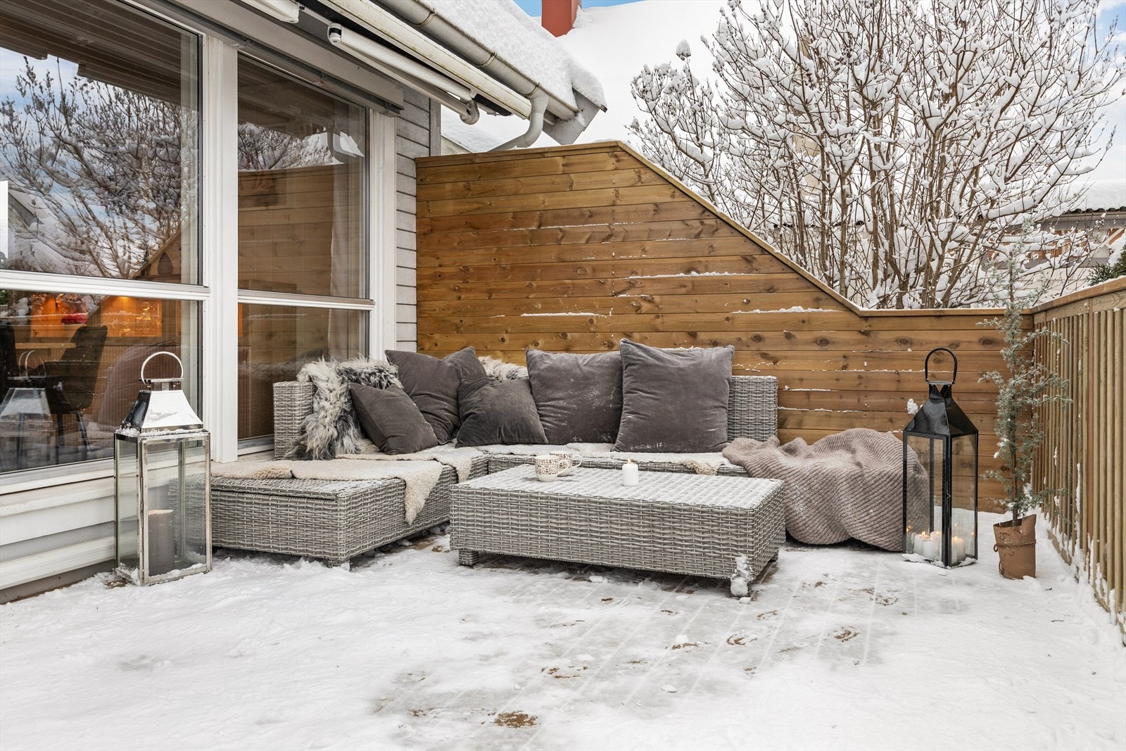 Det er montert markise over deler av uteplassen. Galleribilde