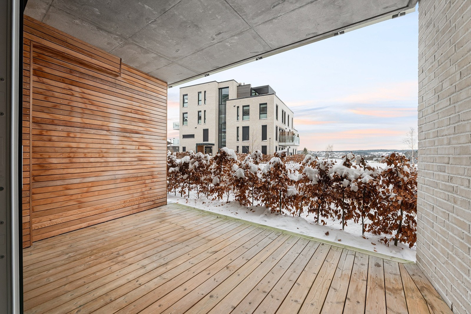 Sommerstid kommer solen til terrassen fra rundt kl. 13 og varer helt frem til rundt kl. 22. Her er det lunt og mulig å sitte ute selv om været ikke er på sitt aller beste. Galleribilde